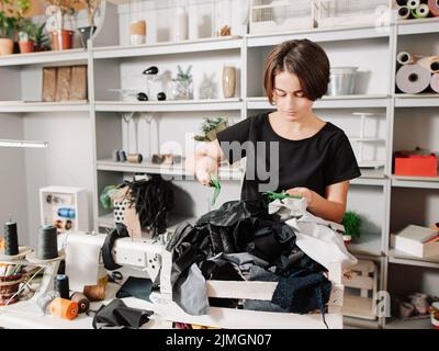 Nähwerkstatt Modedesigner Auswahl Stoff Stockfoto