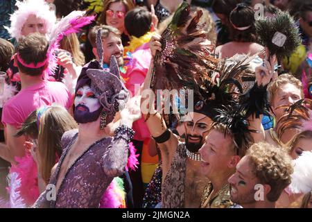 Amsterdam, Niederlande. 06. August 2022. Feiernden genießen auf dem Boot feiert die LGBTI Canal Pride Parade auf der Prinsengracht-Kanal mit dem diesjährigen Thema "Mein Geschlecht, mein Stolz" am 6. August 2022 in Amsterdam, Niederlande. Tausende von Menschen aus der ganzen Welt nehmen an der jährlichen LGBTI Pride und der Canal Parade Teil, bei der 80 Boote mit Feiernden in schicken Kostümen die niederländische Hauptstadt vom Prinsengracht-Kanal bis zur Amstel umherziehen. (Paulo Amorim /Sipa USA) Quelle: SIPA USA/Alamy Live News Stockfoto