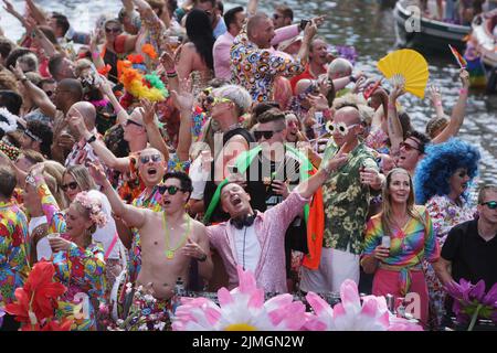 Amsterdam, Niederlande. 06. August 2022. Feiernden genießen auf dem Boot feiert die LGBTI Canal Pride Parade auf der Prinsengracht-Kanal mit dem diesjährigen Thema "Mein Geschlecht, mein Stolz" am 6. August 2022 in Amsterdam, Niederlande. Tausende von Menschen aus der ganzen Welt nehmen an der jährlichen LGBTI Pride und der Canal Parade Teil, bei der 80 Boote mit Feiernden in schicken Kostümen die niederländische Hauptstadt vom Prinsengracht-Kanal bis zur Amstel umherziehen. (Paulo Amorim /Sipa USA) Quelle: SIPA USA/Alamy Live News Stockfoto