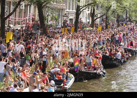 Amsterdam, Niederlande. 06. August 2022. Feiernden genießen auf dem Boot feiert die LGBTI Canal Pride Parade auf der Prinsengracht-Kanal mit dem diesjährigen Thema "Mein Geschlecht, mein Stolz" am 6. August 2022 in Amsterdam, Niederlande. Tausende von Menschen aus der ganzen Welt nehmen an der jährlichen LGBTI Pride und der Canal Parade Teil, bei der 80 Boote mit Feiernden in schicken Kostümen die niederländische Hauptstadt vom Prinsengracht-Kanal bis zur Amstel umherziehen. (Paulo Amorim /Sipa USA) Quelle: SIPA USA/Alamy Live News Stockfoto
