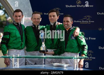 Ascot, Bergen, Großbritannien. 6.. August 2022. Das Siegerteam des Dubai Duty Free Shergar Cup bei den Ascot Races waren die britischen und irischen Jockeys Jamie Spencer, Neil Callan, Kieran Shoemark und Daniel Tudhope in grüner Seide. Quelle: Maureen McLean/Alamy Live News Stockfoto