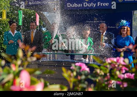 Ascot, Bergen, Großbritannien. 6.. August 2022. Das Siegerteam des Dubai Duty Free Shergar Cup bei den Ascot Races waren die britischen und irischen Jockeys Jamie Spencer, Neil Callan, Kieran Shoemark und Daniel Tudhope in grüner Seide. Quelle: Maureen McLean/Alamy Live News Stockfoto