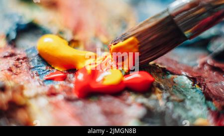 Künstler mischen Acrylfarbe bunte Palette Stockfoto