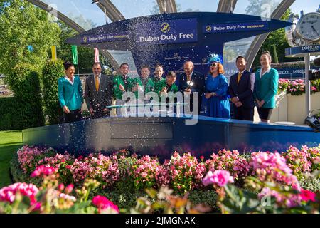 Ascot, Bergen, Großbritannien. 6.. August 2022. Das Siegerteam des Dubai Duty Free Shergar Cup bei den Ascot Races waren die britischen und irischen Jockeys Jamie Spencer, Neil Callan, Kieran Shoemark und Daniel Tudhope in grüner Seide. Quelle: Maureen McLean/Alamy Live News Stockfoto