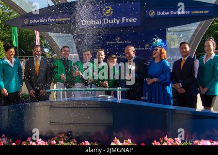 Ascot, Bergen, Großbritannien. 6.. August 2022. Das Siegerteam des Dubai Duty Free Shergar Cup bei den Ascot Races waren die britischen und irischen Jockeys Jamie Spencer, Neil Callan, Kieran Shoemark und Daniel Tudhope in grüner Seide. Quelle: Maureen McLean/Alamy Live News Stockfoto