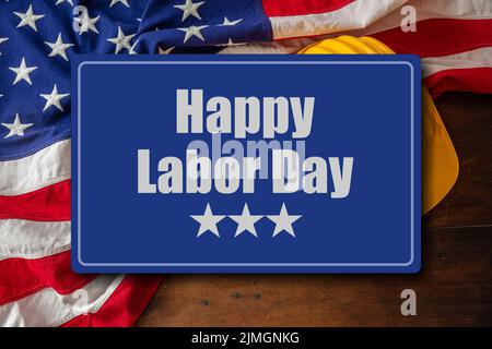 Happy Labor Day Text, USA Flagge und Bauwerkzeuge. Feiertage in den Vereinigten Staaten von Amerika Stockfoto