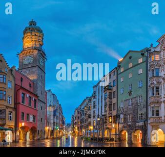 Innsbruck Österreich, nächtliche Skyline in der historischen Altstadt der Herzog Friedrich Straße Stockfoto