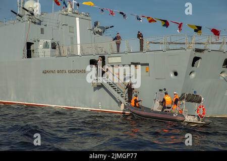 Russland, St. Petersburg, 27. Juli 2019: Das Kriegsschiff Admiral der Flotte Kasatonov in der Newa Fluss vor dem Urlaub der russischen Stockfoto