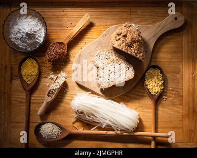 Glutenfreies Mehl Brot und Getreide Hirse Tapioka Leinsamen Reis Hafer Linsen Stockfoto