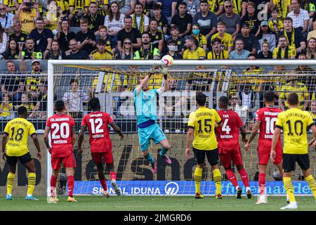 DORTMUND, DEUTSCHLAND - 6. AUGUST: Torwart Lukas Hradecky von Bayer Leverkusen beim Bundesliga-Spiel zwischen Borussia Dortmund und Bayer Leverkusen am 6. August 2022 im Signal Iduna Park in Dortmund (Foto: Marcel ter Bals/Orange Picles) Stockfoto