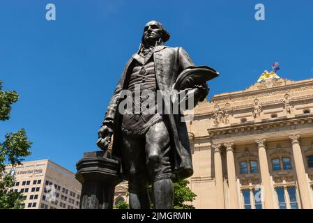 Indianapolis, Indiana - Vereinigte Staaten - 29.. Juli 2022: Die George Washington als Mason-Statue des Bildhauers Donald De Lue, gewidmet 1987, AT Stockfoto