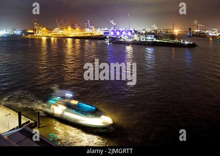 Ausflugsboot, das von Dockland auf der Norderelbe bei Nacht segelt, Hafen von Hamburg, Deutschland, Europa Stockfoto