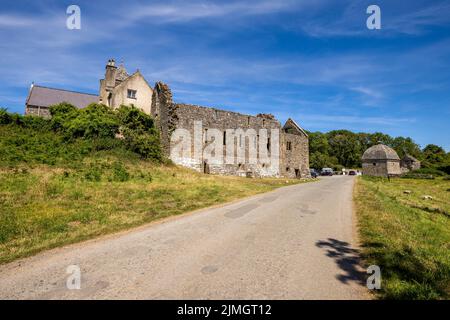 Penmon Priory und Dovecote in Penmon Point, Isle of Anglesey, Noth Wales Stockfoto