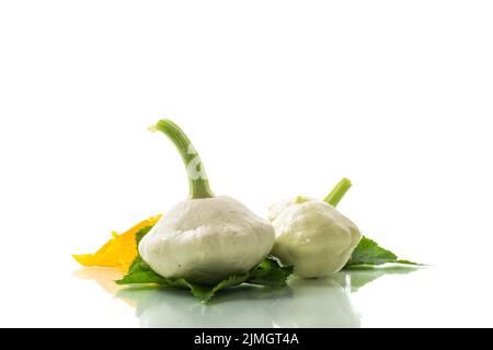 Frischer Bio-Kürbis mit Blumen und Laub isoliert auf weißem Hintergrund Stockfoto