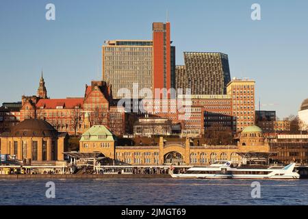 Blick über die Nordelbe auf die Landungsbrücken und den Stadtteil St. Pauli, Hamburg, Deutschland Stockfoto