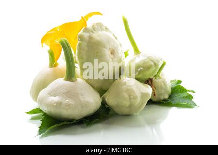 Frischer Bio-Kürbis mit Blumen und Laub isoliert auf weißem Hintergrund Stockfoto