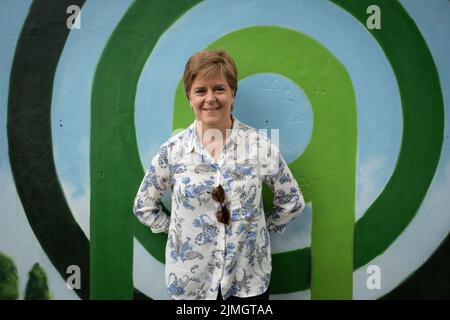 Glasgow, Großbritannien, 6.. August 2022. Die schottische erste Ministerin Nicola Sturgeon hielt einen Auftritt und eine kurze Rede zur Eröffnung des Internationalen Festivals und Karnevals von Govanhill im QueenÕs Park in Glasgow, Schottland, am 6. August 2022. Foto: Jeremy Sutton-Hibbert/Alamy Live News. Stockfoto