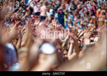 Bonn, Deutschland. 06. August 2022. Fans feiern beim Schlager-Event 'Lieblingslieder' in der Rheinaue in Bonn. Quelle: Henning Kaiser/dpa/Alamy Live News Stockfoto