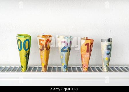 Geld für die Heizung der Batterie Stockfoto