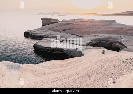 Weiße Kreidefelsen in Sarakiniko, Insel Milos, Kykladen, Griechenland Stockfoto