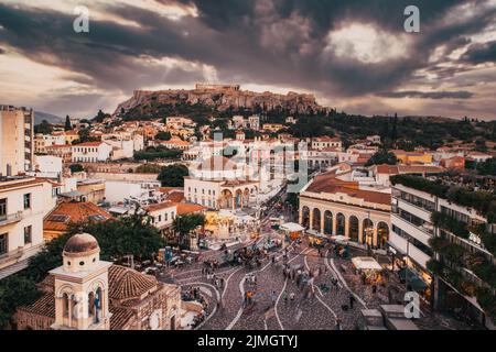 Luftpanorama des Monastiraki Platzes und der Akropolis bei Sonnenuntergang in Athen Griechenland Stockfoto