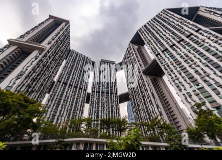 Ansicht von unten auf Immobilienwohnungen in der Innenstadt von Singapur, Wolkenkratzer bei Wolkenwetter Stockfoto