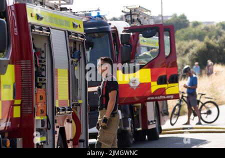 Seaford, East Sussex, Großbritannien. August 2022. Notfalldienste reagieren auf das Feuer auf Heide rund um den Seaford Head Golfplatz, was derzeit unbekannt ist. Kredit: Newspics UK South/Alamy Live Nachrichten Stockfoto