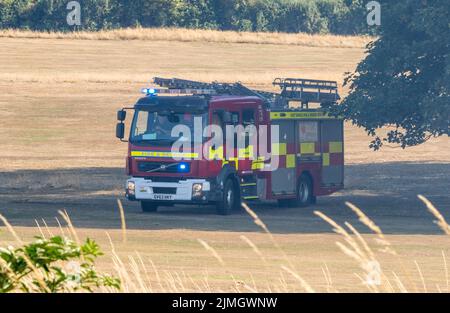 Seaford, East Sussex, Großbritannien. August 2022. Notfalldienste reagieren auf das Feuer auf Heide rund um den Seaford Head Golfplatz, was derzeit unbekannt ist. Kredit: Newspics UK South/Alamy Live Nachrichten Stockfoto