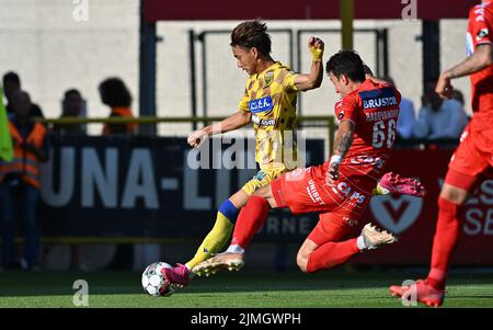 STVV's Daichi Hayashi und Kortrijk's Aleksandar Radovanovic in Aktion während eines Fußballmatches zwischen KV Kortrijk und Sint-Truiden VV, Samstag, 06. August 2022 in Kortrijk, am Tag 3 der 'Jupiler Pro League' ersten Division der belgischen Meisterschaft 2022-2023. BELGA FOTO DAVID CATRY Stockfoto