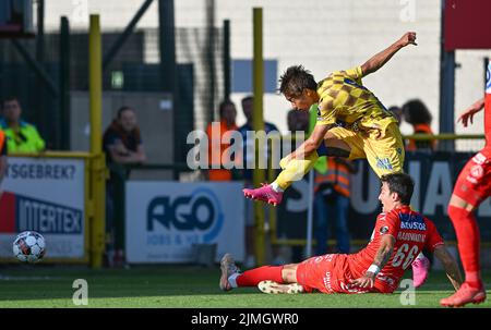 STVV's Daichi Hayashi und Kortrijk's Aleksandar Radovanovic in Aktion während eines Fußballmatches zwischen KV Kortrijk und Sint-Truiden VV, Samstag, 06. August 2022 in Kortrijk, am Tag 3 der 'Jupiler Pro League' ersten Division der belgischen Meisterschaft 2022-2023. BELGA FOTO DAVID CATRY Stockfoto