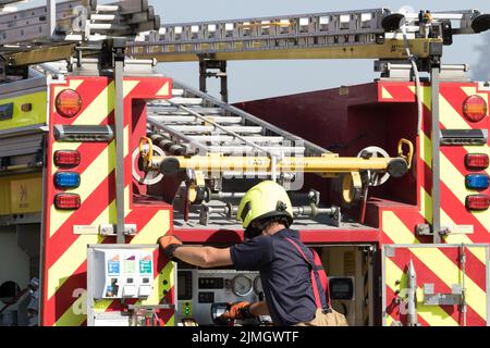 Seaford, East Sussex, Großbritannien. August 2022. Notfalldienste reagieren auf das Feuer auf Heide rund um den Seaford Head Golfplatz, was derzeit unbekannt ist. Kredit: Newspics UK South/Alamy Live Nachrichten Stockfoto