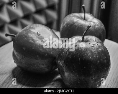 Drei große Äpfel. Früchte aus nächster Nähe. Red Chief Äpfel. Stockfoto