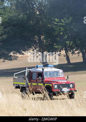 Seaford, East Sussex, Großbritannien. August 2022. Notfalldienste reagieren auf das Feuer auf Heide rund um den Seaford Head Golfplatz, was derzeit unbekannt ist. Kredit: Newspics UK South/Alamy Live Nachrichten Stockfoto