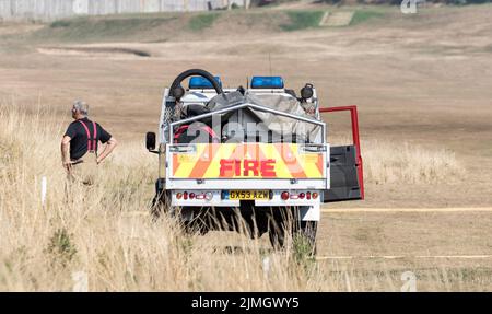 Seaford, East Sussex, Großbritannien. August 2022. Notfalldienste reagieren auf das Feuer auf Heide rund um den Seaford Head Golfplatz, was derzeit unbekannt ist. Kredit: Newspics UK South/Alamy Live Nachrichten Stockfoto