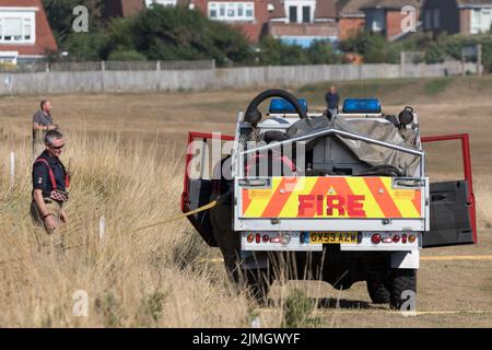 Seaford, East Sussex, Großbritannien. August 2022. Notfalldienste reagieren auf das Feuer auf Heide rund um den Seaford Head Golfplatz, was derzeit unbekannt ist. Kredit: Newspics UK South/Alamy Live Nachrichten Stockfoto