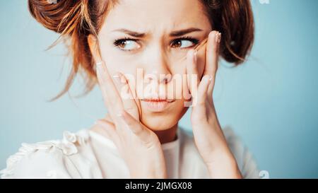 Zweifelhafte Angst störte emotionales Frauenporträt Stockfoto