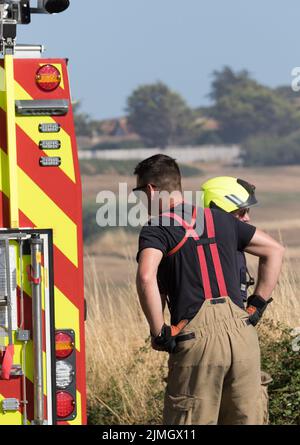 Seaford, East Sussex, Großbritannien. August 2022. Notfalldienste reagieren auf das Feuer auf Heide rund um den Seaford Head Golfplatz, was derzeit unbekannt ist. Kredit: Newspics UK South/Alamy Live Nachrichten Stockfoto