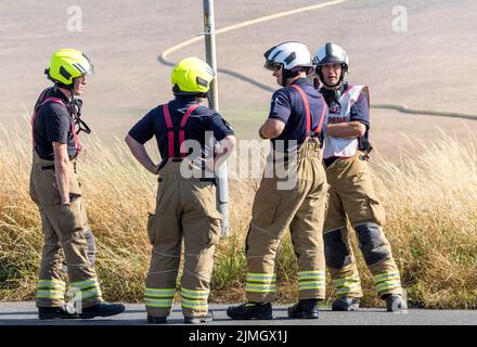 Seaford, East Sussex, Großbritannien. August 2022. Notfalldienste reagieren auf das Feuer auf Heide rund um den Seaford Head Golfplatz, was derzeit unbekannt ist. Kredit: Newspics UK South/Alamy Live Nachrichten Stockfoto