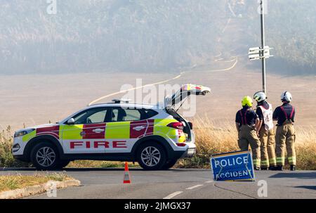 Seaford, East Sussex, Großbritannien. August 2022. Notfalldienste reagieren auf das Feuer auf Heide rund um den Seaford Head Golfplatz, was derzeit unbekannt ist. Kredit: Newspics UK South/Alamy Live Nachrichten Stockfoto