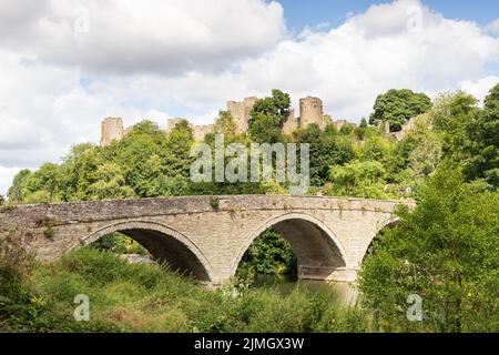 Dinham Bridge überm den Fluss Teme in Ludlow, Shropshire, Großbritannien, mit Ludlow Castle dahinter Stockfoto