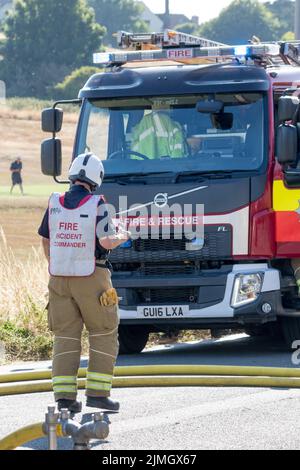 Seaford, East Sussex, Großbritannien. August 2022. Notfalldienste reagieren auf das Feuer auf Heide rund um den Seaford Head Golfplatz, was derzeit unbekannt ist. Kredit: Newspics UK South/Alamy Live Nachrichten Stockfoto