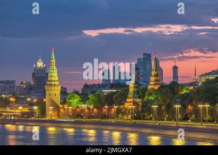 Moskau, Russland, Skyline der Stadt bei Sonnenuntergang am Kremlin Palace mit Business Center und Moscow River Stockfoto