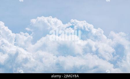 Hellblaue Cumulus Wolken Textur, breiter Sommerhimmel Hintergrund Stockfoto