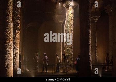 6. August 2022: Die Basilika-Zisterne, die von der Istanbuler Stadtverwaltung restauriert wurde, wurde am 6. August 2022 nach vier Jahren Restaurierungsarbeiten in Istanbul, Türkei, eröffnet. Die Basilica Cistern, oder Cisterna Basilica, ist die größte von mehreren hundert alten Zisternen, die unterhalb der Stadt Istanbul, Türkei, liegen. Die Zisterne, die 150 Meter südwestlich der Hagia Sophia auf der historischen Halbinsel Sarayburnu liegt, wurde im 6.. Jahrhundert während der Herrschaft des byzantinischen Imperators Justinian I. erbaut.heute wird sie mit wenig Wasser für den öffentlichen Zugang im Raum aufbewahrt. (Bild: Stockfoto