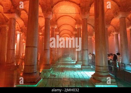 6. August 2022: Die Basilika-Zisterne, die von der Istanbuler Stadtverwaltung restauriert wurde, wurde am 6. August 2022 nach vier Jahren Restaurierungsarbeiten in Istanbul, Türkei, eröffnet. Die Basilica Cistern, oder Cisterna Basilica, ist die größte von mehreren hundert alten Zisternen, die unterhalb der Stadt Istanbul, Türkei, liegen. Die Zisterne, die 150 Meter südwestlich der Hagia Sophia auf der historischen Halbinsel Sarayburnu liegt, wurde im 6.. Jahrhundert während der Herrschaft des byzantinischen Imperators Justinian I. erbaut.heute wird sie mit wenig Wasser für den öffentlichen Zugang im Raum aufbewahrt. (Bild: Stockfoto