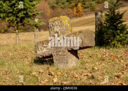 Alter alter alter Friedhof. Verlassene Grabsteine. Begräbnisstätte. Podzamcok. Slowakei. Stockfoto