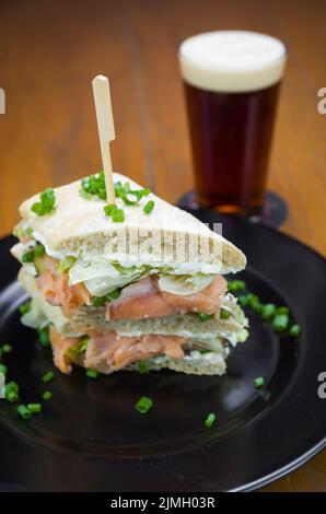 Köstliches Lachs-Sandwich aus nächster Nähe. Stockfoto