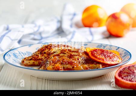 Hausgemachte französische Pfannkuchen mit Orangensauce. Stockfoto