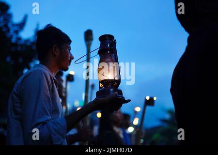 Dhaka, Bangladesch. 06. August 2022. Motorradfahrer und Aktivisten aus Bangladesch halten während eines Protestes gegen die Kraftstoffpreise, die in Dhaka angefahren wurden, Laternen fest. Bangladesch hob die Kraftstoffpreise um rund 50 % an, ein Schritt, der die Subventionslast des Landes verringern wird, aber einen größeren Druck auf die Inflation ausüben wird, die bereits über 7 % liegt. Kredit: SOPA Images Limited/Alamy Live Nachrichten Stockfoto