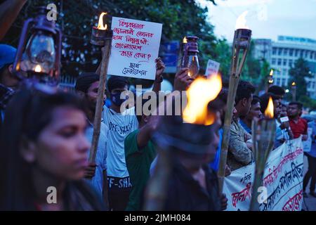 Dhaka, Bangladesch. 06. August 2022. Motorradfahrer und Aktivisten aus Bangladesch halten während eines Protestes gegen die Kraftstoffpreise, die in Dhaka angefahren wurden, Laternen fest. Bangladesch hob die Kraftstoffpreise um rund 50 % an, ein Schritt, der die Subventionslast des Landes verringern wird, aber einen größeren Druck auf die Inflation ausüben wird, die bereits über 7 % liegt. Kredit: SOPA Images Limited/Alamy Live Nachrichten Stockfoto